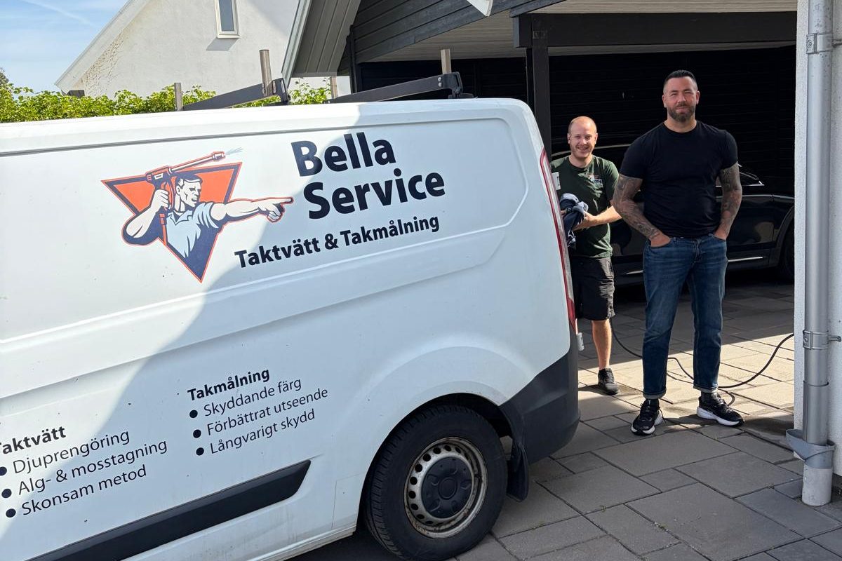 Två av Bella Services hantverkare vid företagets servicebil